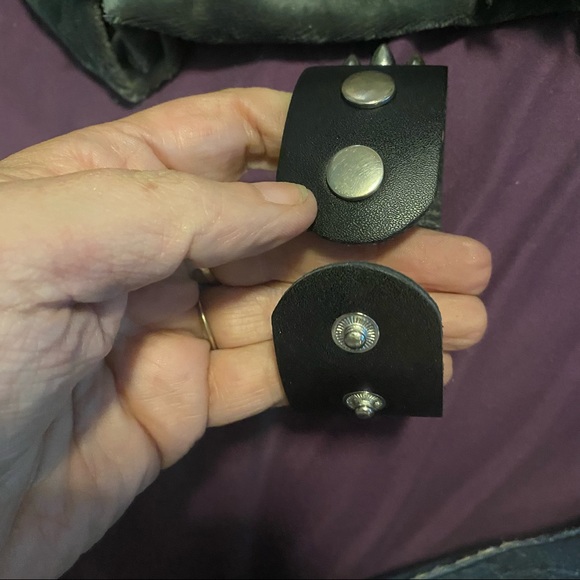 3 row leather metal cones 2 snap bracelet 8.5" - Picture 5 of 7